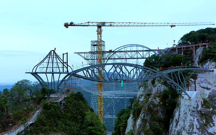 一览众山。】幢矣喂仕机「与山齐肩」