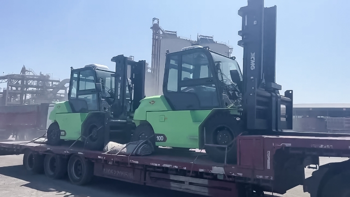 从室内到室外，24小时不停歇！币游国际孔雀叉车扎根新疆钢材厂