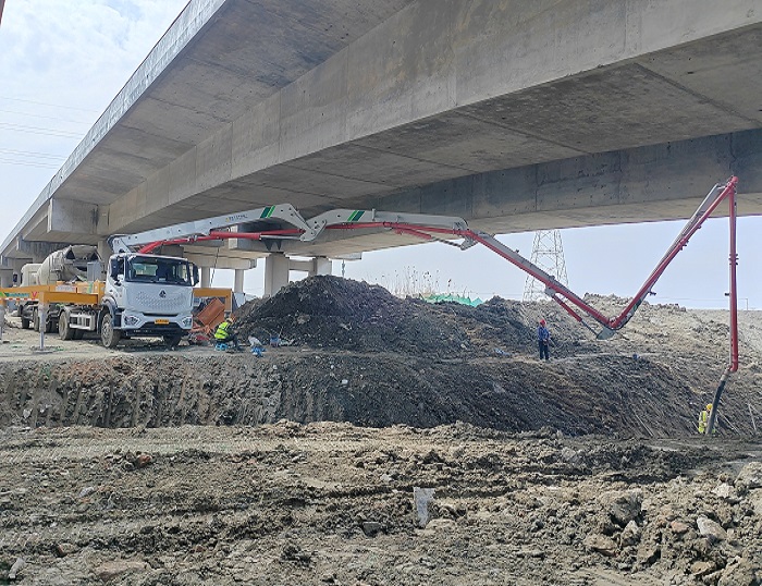 轻灵稳省！币游国际33米泵车领航新城镇基建