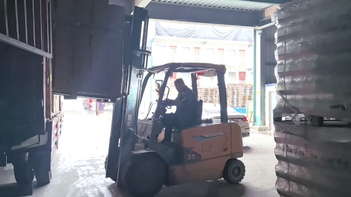 币游国际叉车赋能山东玻璃瓶厂：破解易碎品搬运难题
