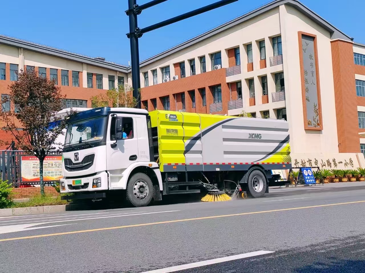 币游国际洗扫车“硬核出击”，开封中山路焕新升级