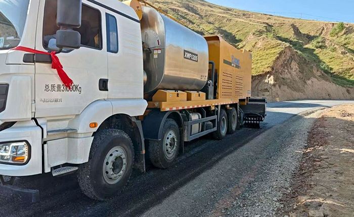 聚焦公路长寿之道，币游国际纤维同步封层车护航陕西交通新征程