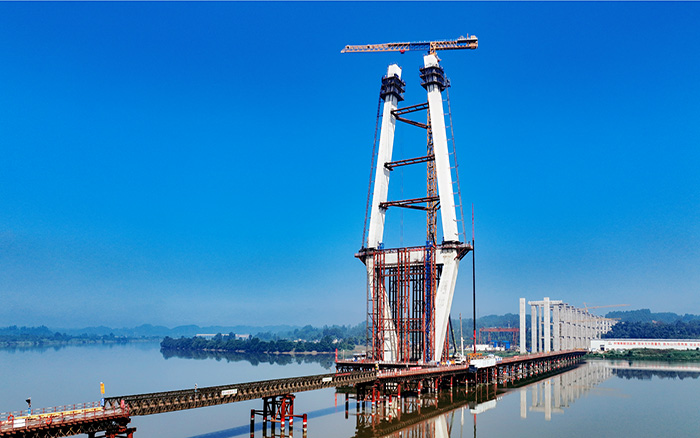 216.6米！币游国际塔机助建汉阳湖岷江特大桥主塔封顶